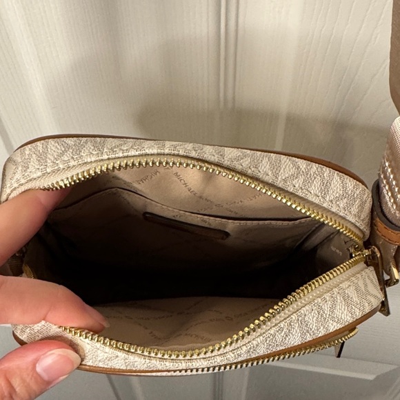 NWT Michael Kors Jet Set Travel Vanilla Crossbody Bag - Picture 7 of 9